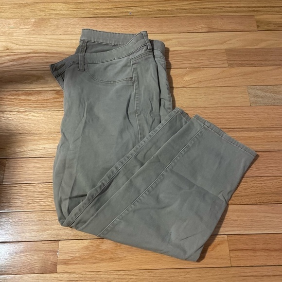 Uniqlo Light Grey Capri Pants Size 32 - Picture 1 of 6